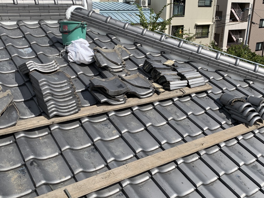 捲った瓦は復旧の際使います。