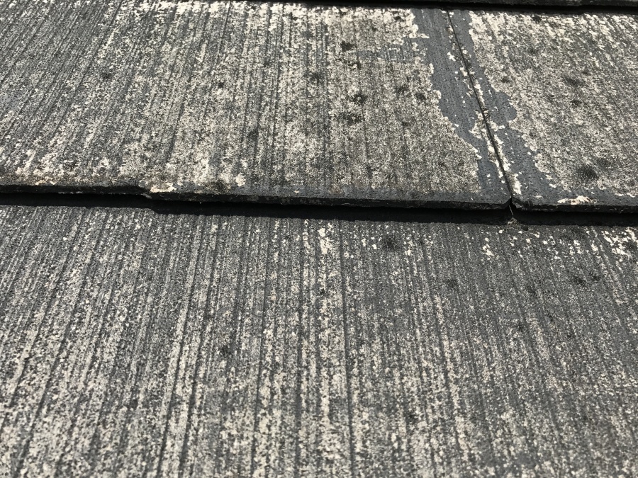 屋根材の表面の塗膜が浮いて、スレートがそり始めていました！