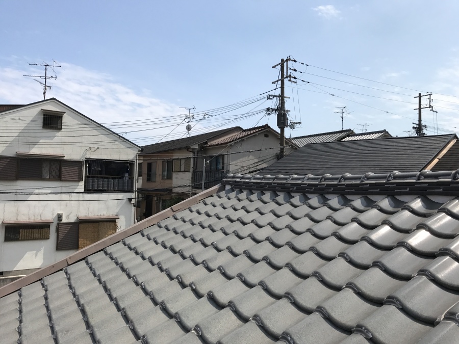 棟の様子、棟が歪んでいる状態です。