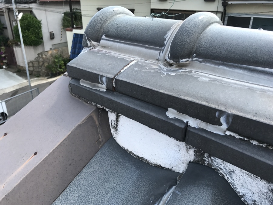 鬼瓦を付けずに仕舞いをしてしまっています！