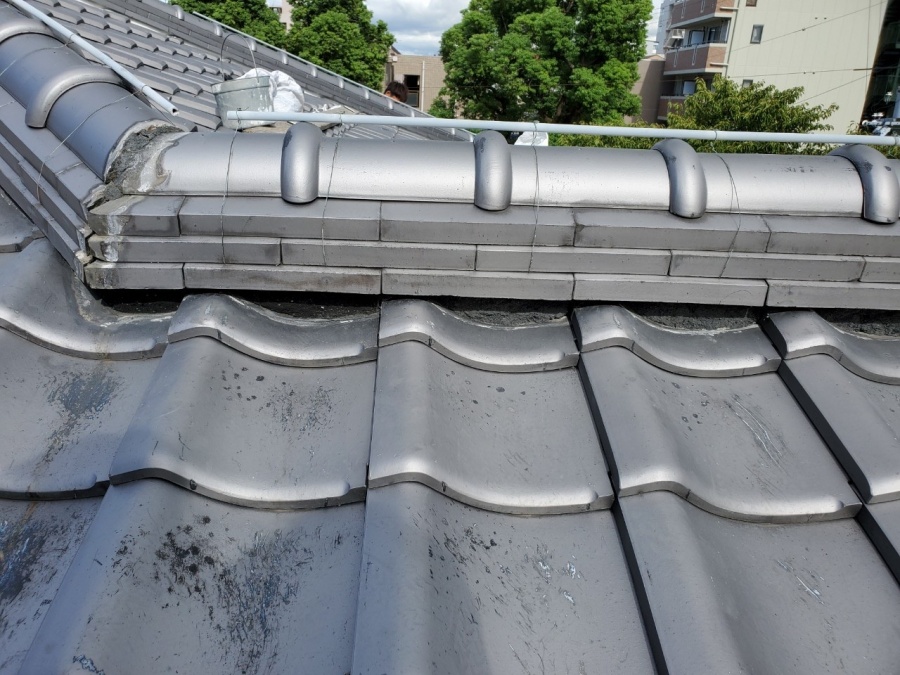 屋根修繕で面戸漆喰を斫った廃材を清掃