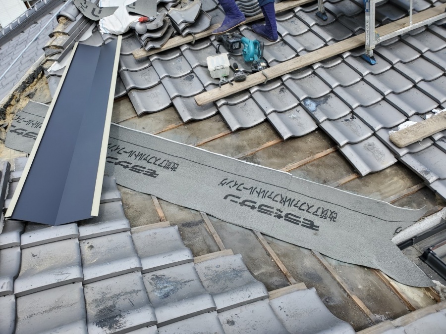 谷板金を入れる前に改質アスファルトルーフィングを敷き込みます。