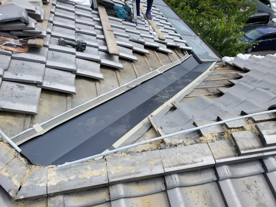 屋根修繕で谷板金の取付