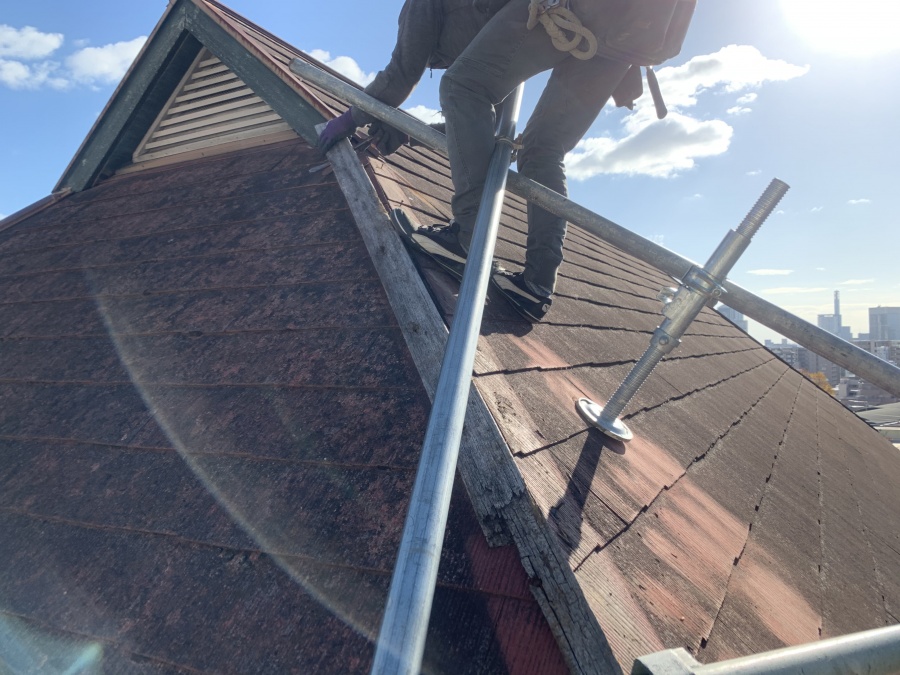 屋根工事で棟板金の吹き飛び　古い下地を撤去します。