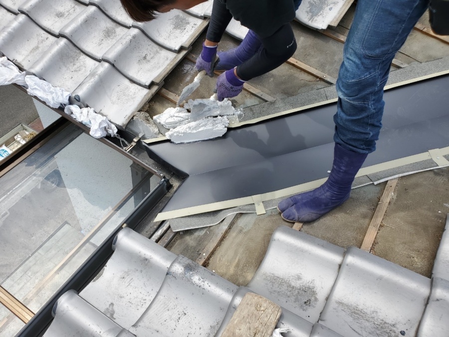 屋根修繕で谷廻りの瓦復旧　下地のなんばん施工。