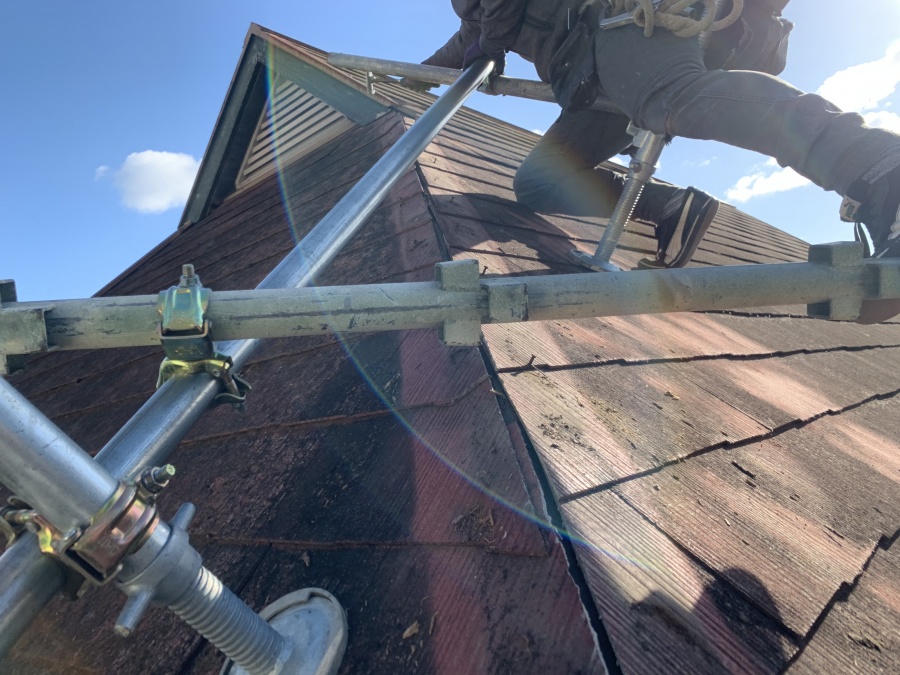 屋根工事で棟板金の吹き飛び　古い下地を撤去完了