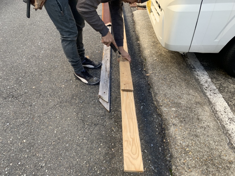 屋根工事前の棟板金の吹き飛び　新しい下地をカットします。