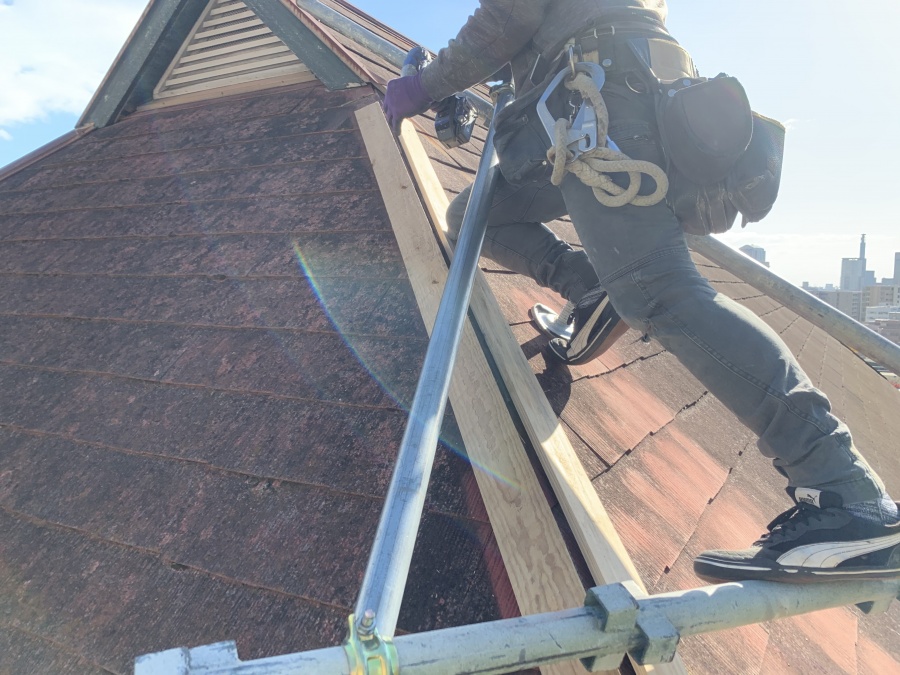 屋根工事前の棟板金の吹き飛び　新しい下地の施工