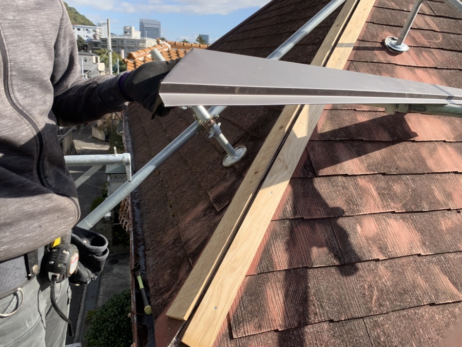 屋根工事前の棟板金の吹き飛び　新しい下地に取り付ける棟板金の加工