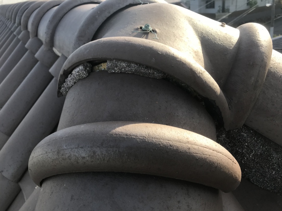 棟瓦がズレ隙間が空いています。