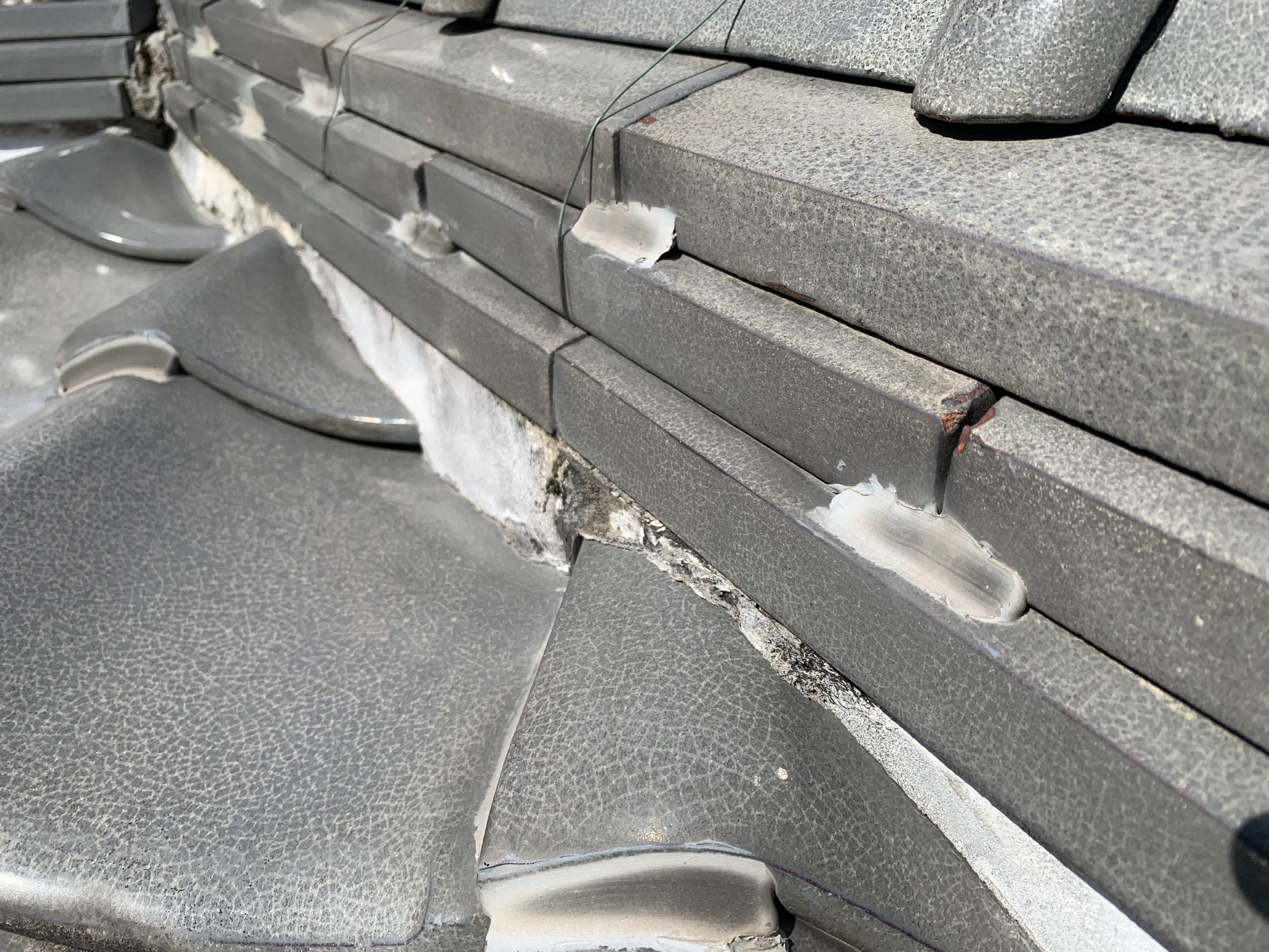 棟の面戸漆喰がパンパンに詰まっています