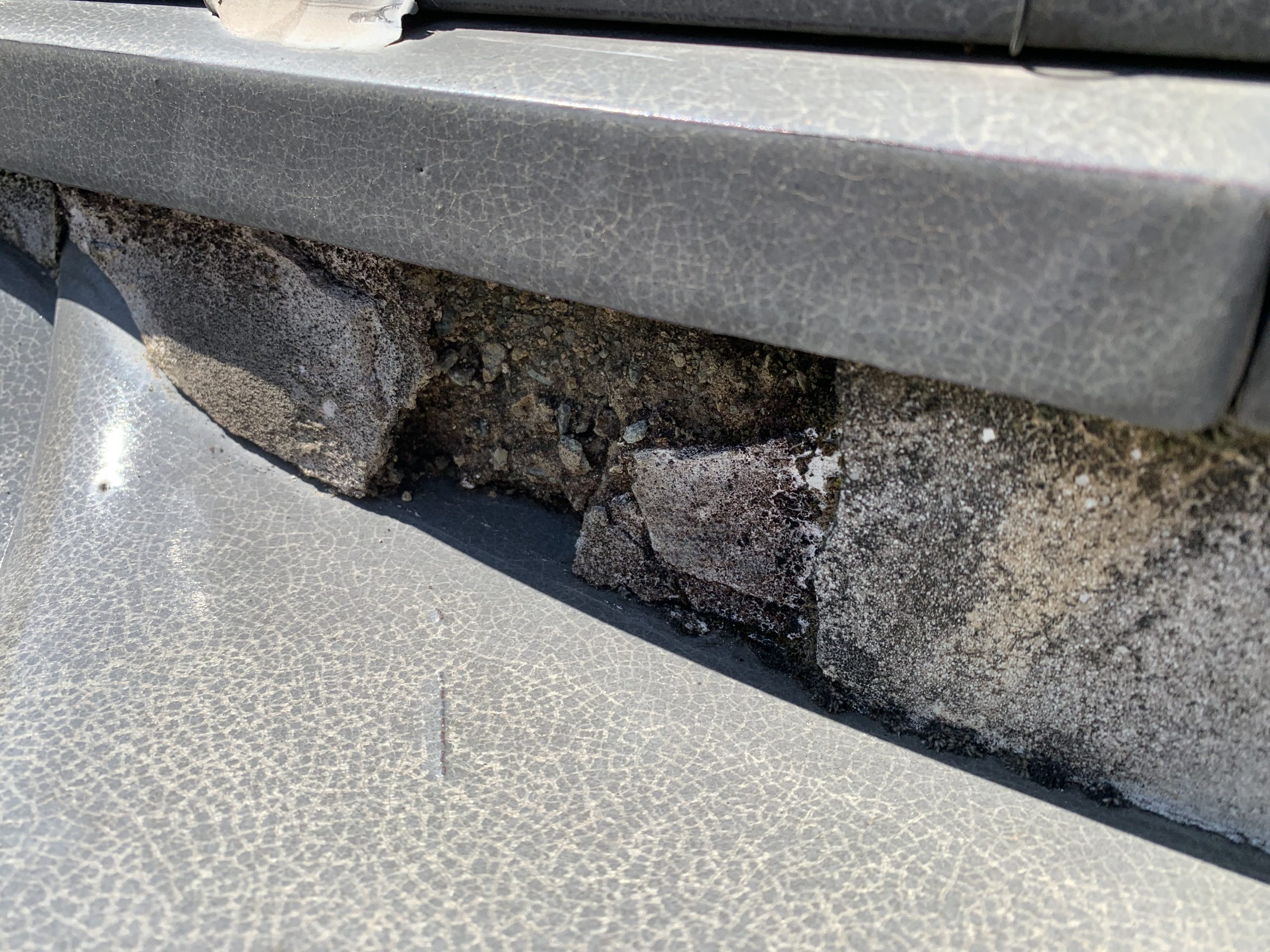 漆喰がはがれて土が見えています