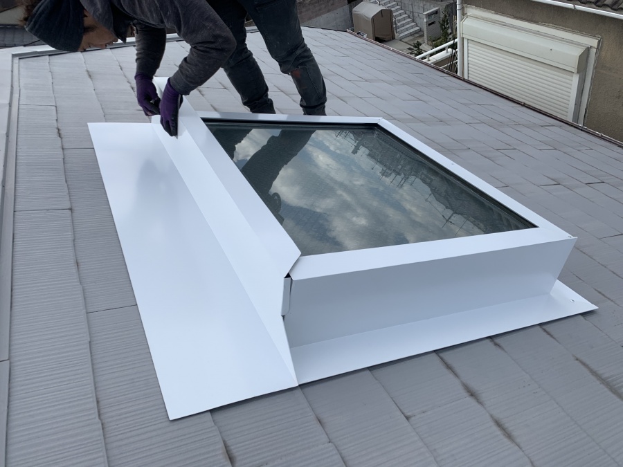 トップライト(天窓)の雨漏り修繕工事　　トップライト上端の加工が完了