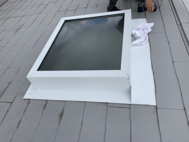 トップライト(天窓)の雨漏り修繕工事　　トップライト上端の板金は屋根材の間に差し込み水を受けます。