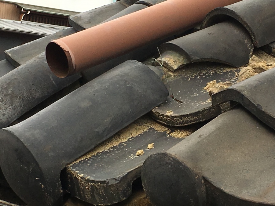 土葺きの屋根車の接触による丸瓦のズレ