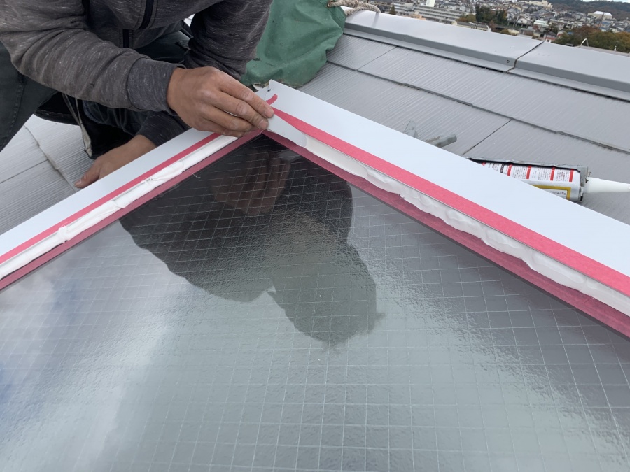 トップライト(天窓)の雨漏り修繕工事　　コーキングを押さえて均します。