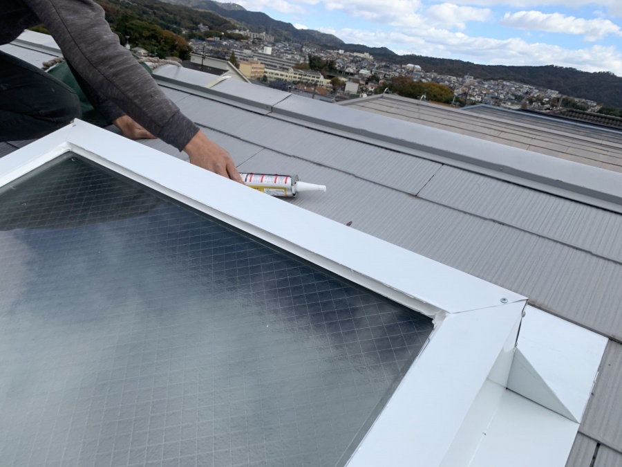 トップライト(天窓)の雨漏り修繕工事　　マスキングテープをはがしコーキングを仕上げます。