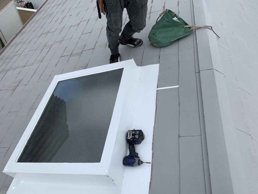 トップライト(天窓)の雨漏り修繕工事　　トップライト上の屋根材の隙間をシーリングで防水処理します。