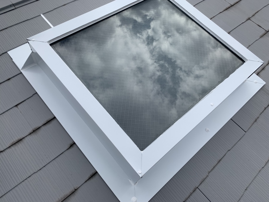 トップライト(天窓)の雨漏り修繕工事　トップライト板金巻工事完成