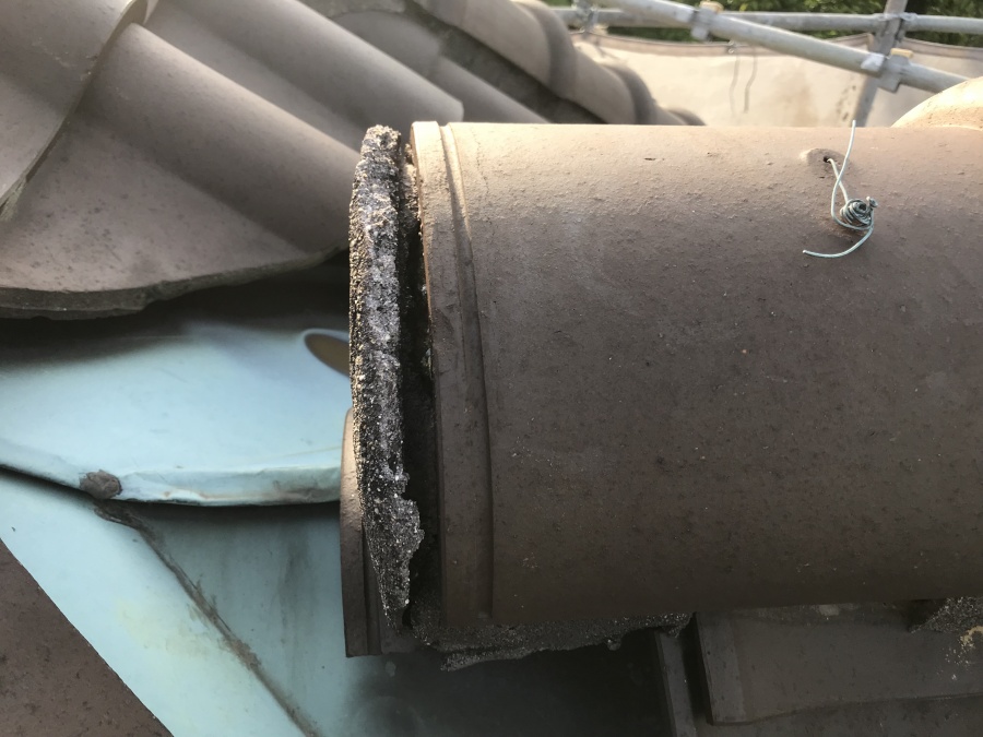 棟尻の漆喰も剥離しています。