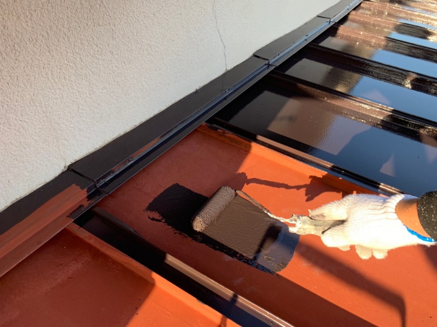 錆びた板金屋根を塗装します。　上塗り1回目