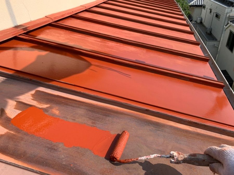 錆びた板金屋根を塗装します。　下塗りサビ止め