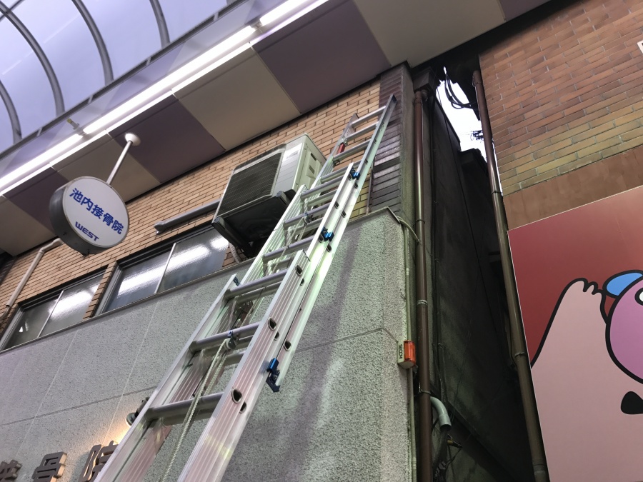 集水器付近の外壁へ梯子を掛けます。