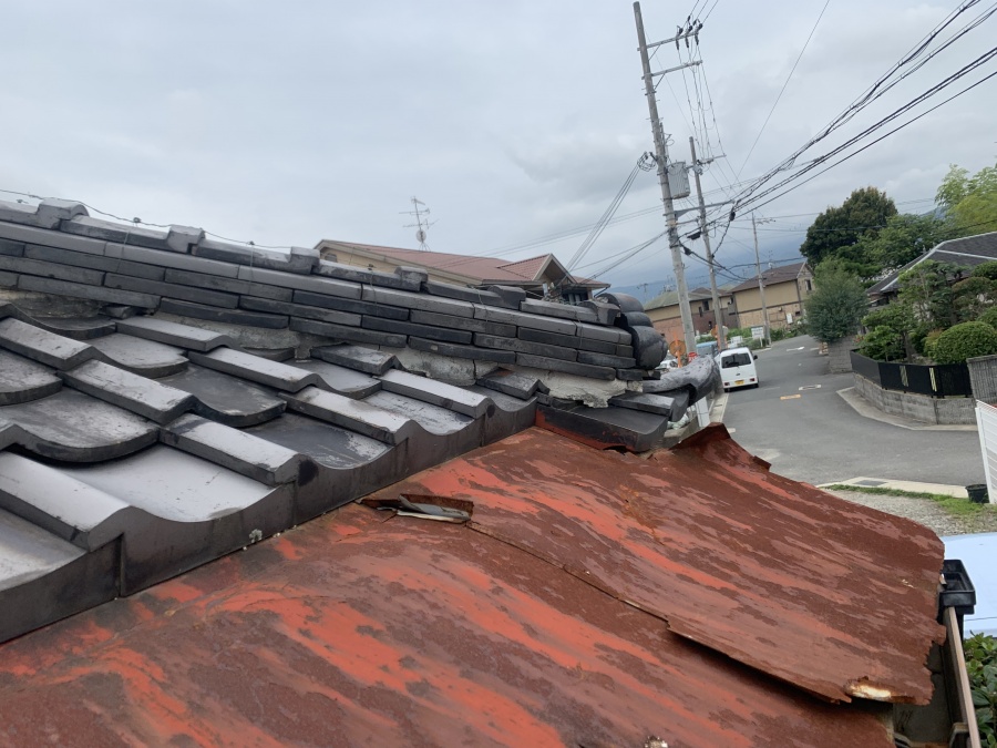 庇板金の現状、サビにより破れ浮きが出ています。