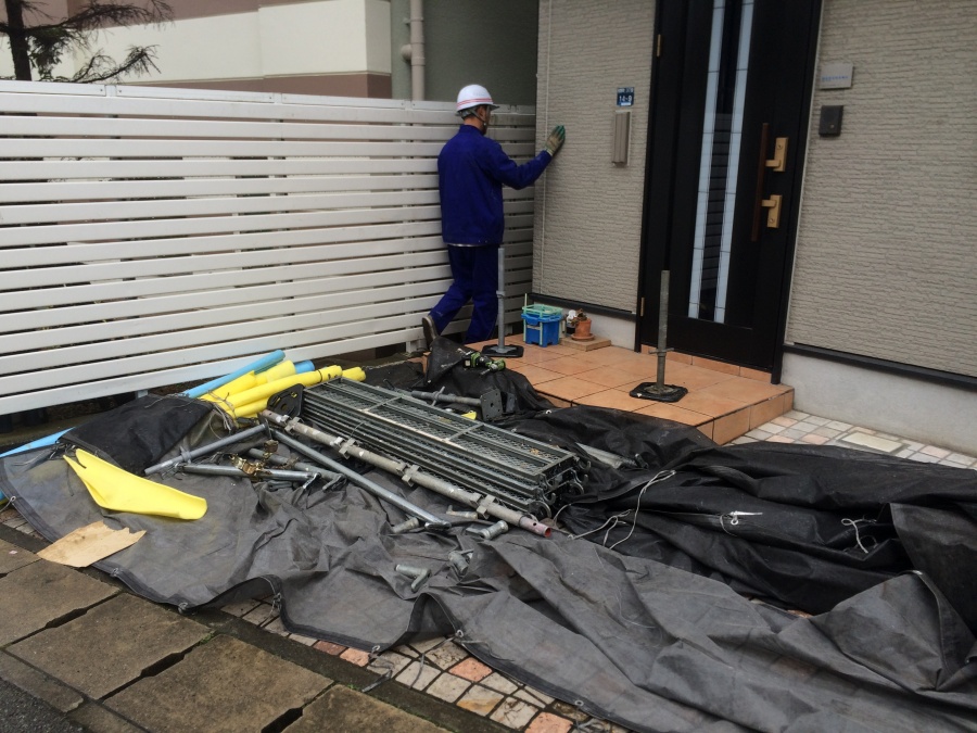 足場の解体　メッシュシートでお客様宅の玄関先の養生