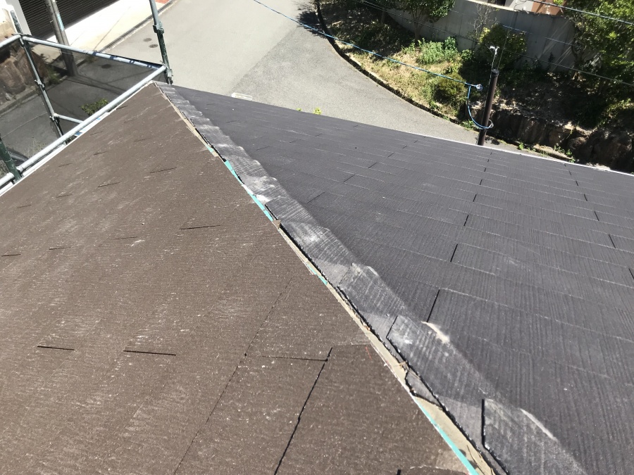 葺き替えたカラーベストと既存の屋根の頂点部棟