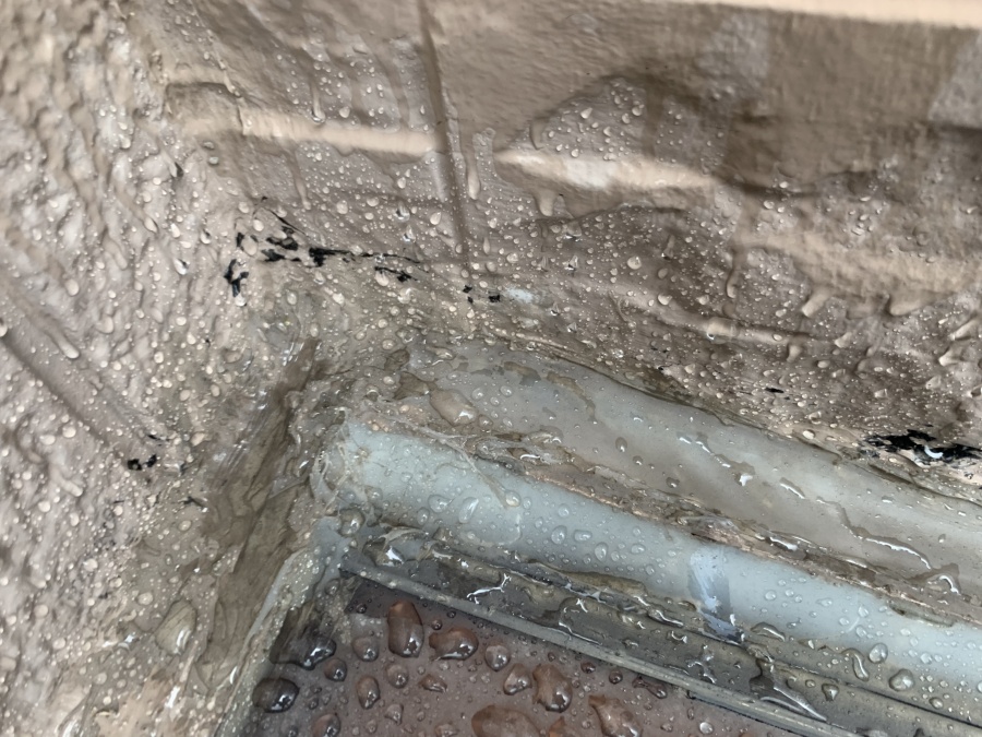 テラスからの雨漏り　壁際のシール材の切れ目