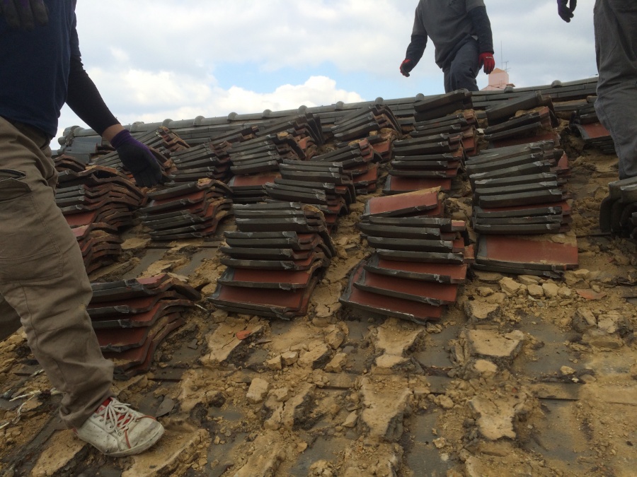 屋根の葺き替え工事　瓦の捲り