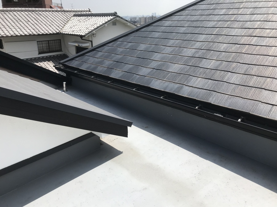 屋上と屋根が隣接しています。