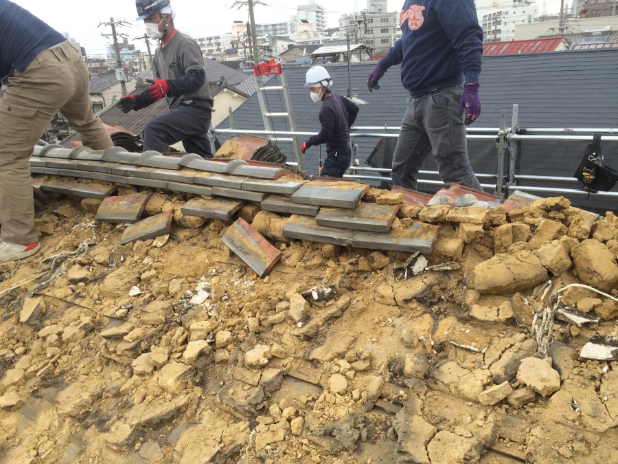 屋根の葺き替え工事　棟の解体