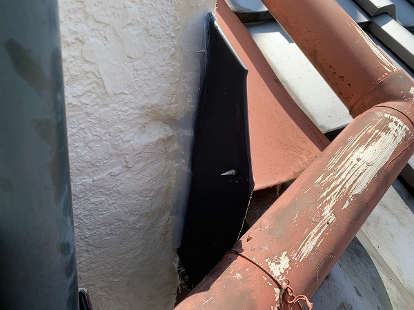 捨て谷の隙間に板金を当てます