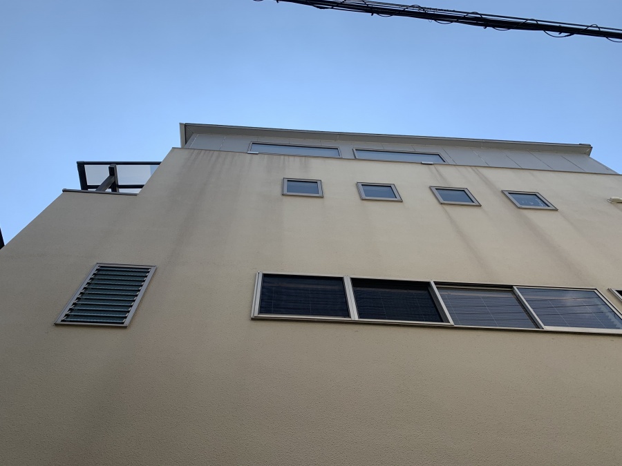 雨だれの部位と雨漏り個所が符合しています。