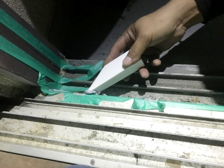 雨漏り点検時にシーリング材を密着させるヘラ