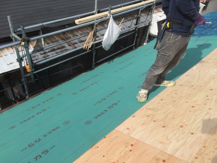 防水シート　タッカーで留めつけ