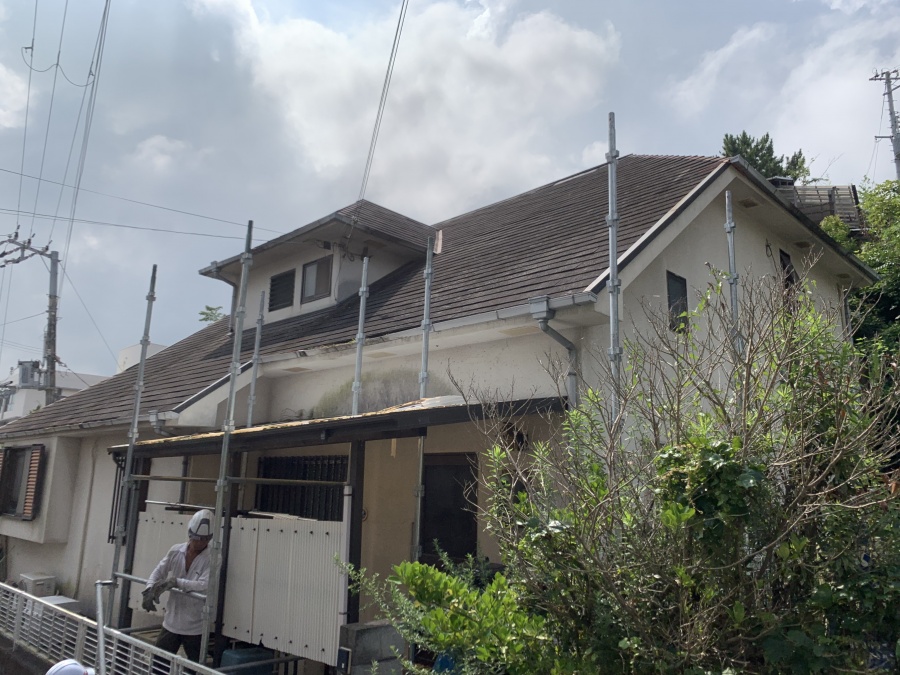 部材を組み合わせて足場を組み上げます