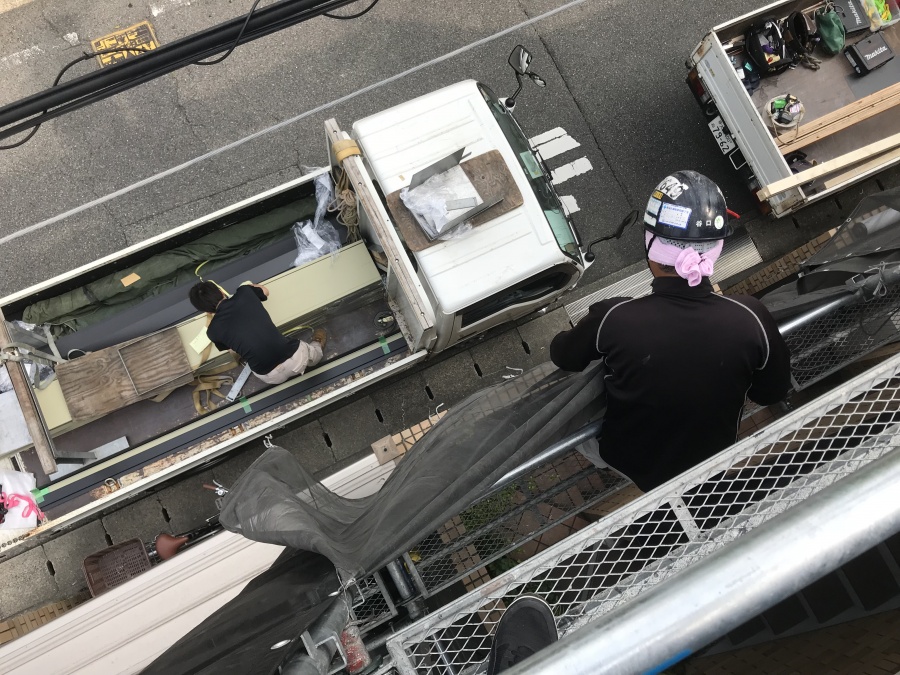 屋根材搬入・荷上げ