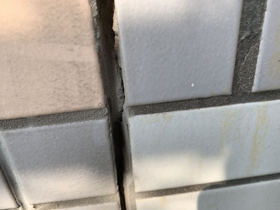 タイル目地撤去後ALC目地のシーリングがされていませんでした