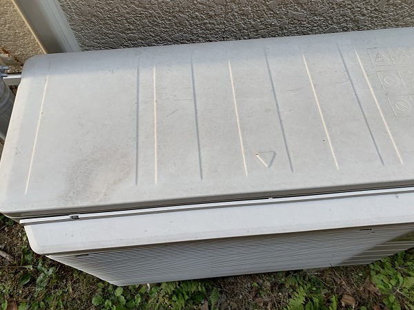 お隣さんの室外機に落ちたカラーベストが直撃