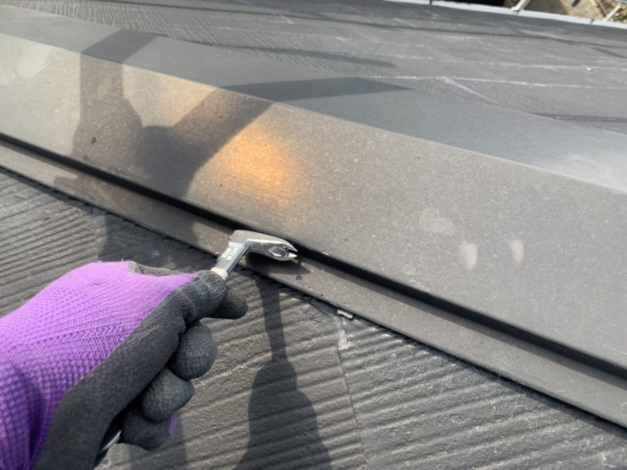 棟板金の撤去　固定釘抜き