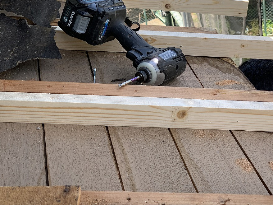 庇下地垂木抱かせ固定