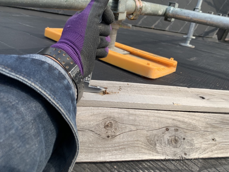 棟下地の貫板撤去　固定釘の撤去