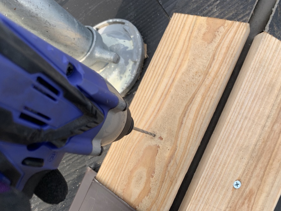 棟下地の貫板をビスで固定