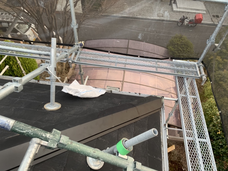 取り付けた貫板に棟板金をビスで固定