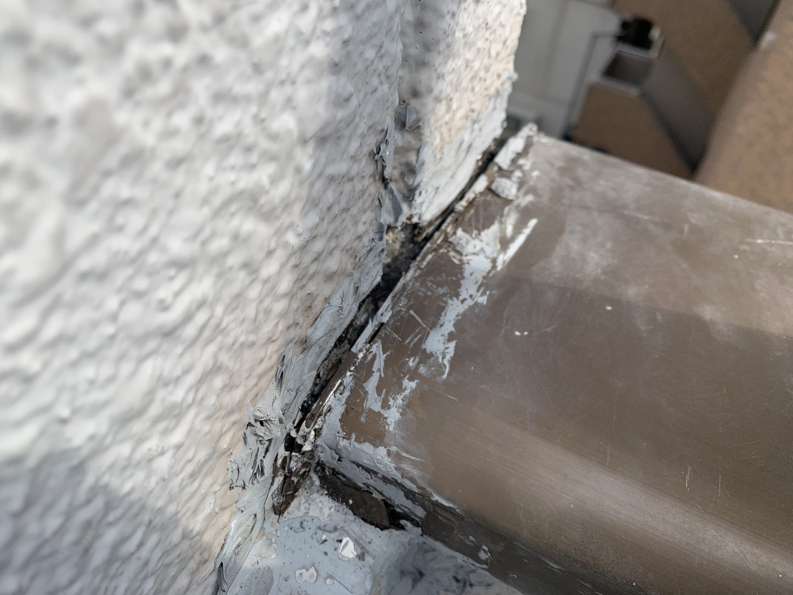 既存劣化コーキングの撤去