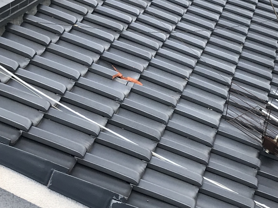 瓦の差替えアンテナによる瓦の割れ