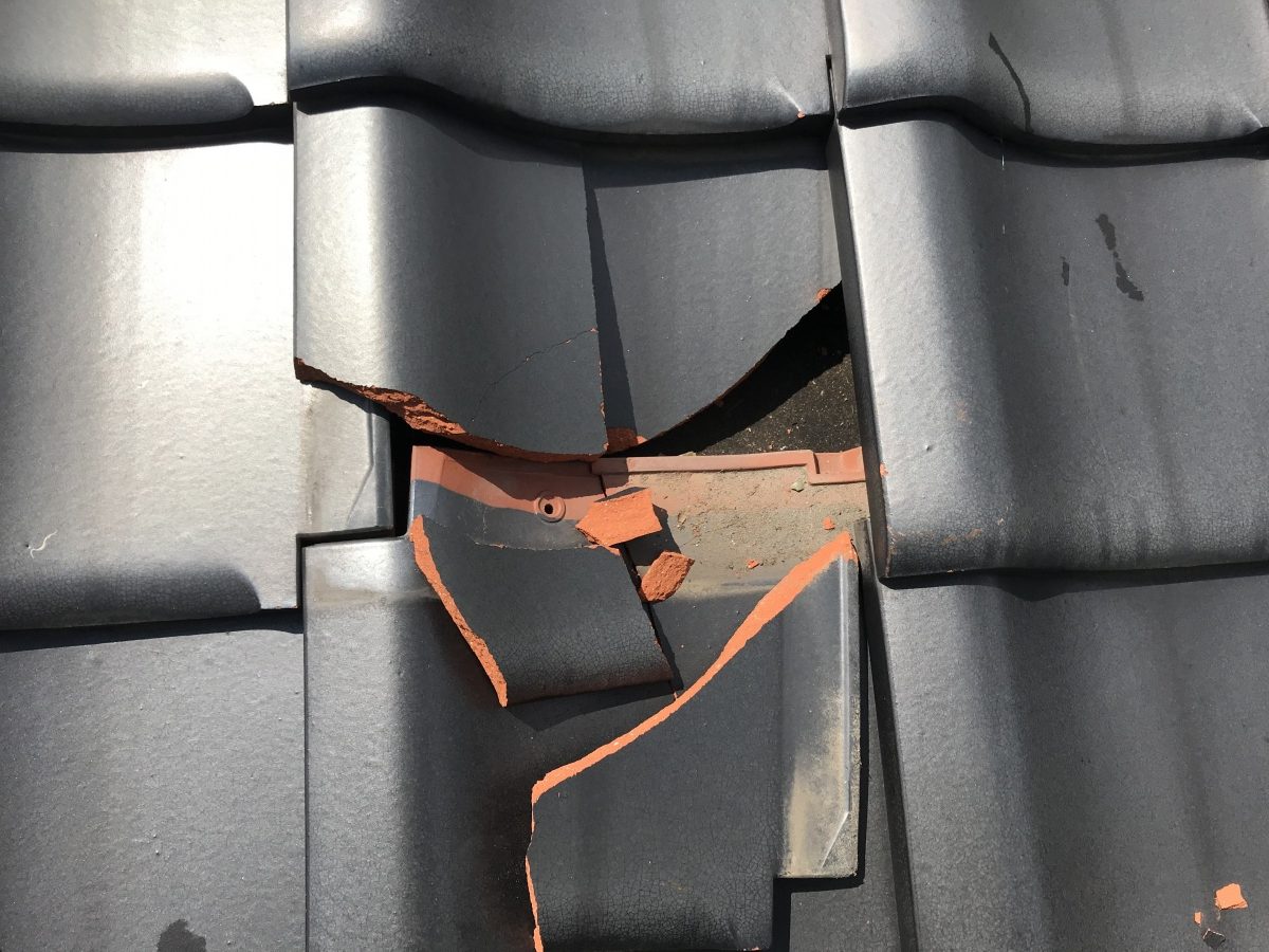 瓦差替え　釉薬瓦の割れ